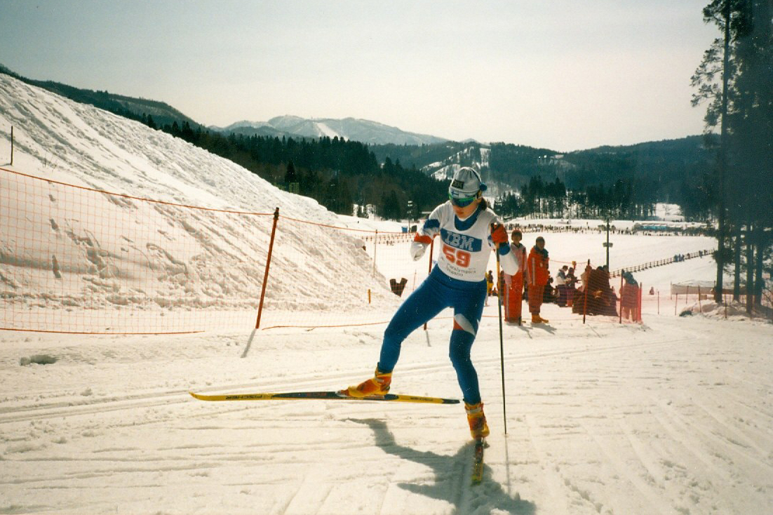 Kari hiihtämässä ylös rinnettä.